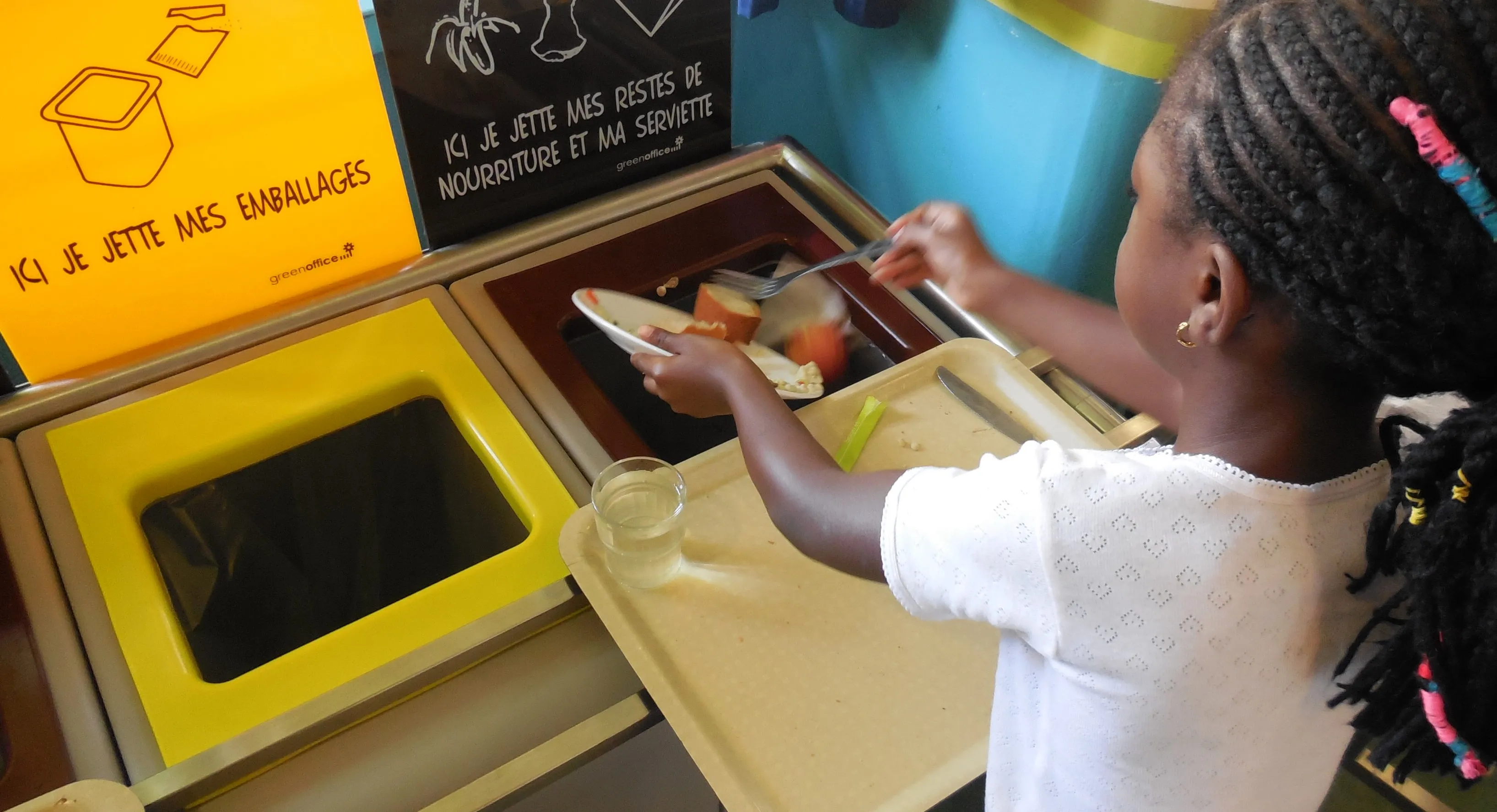 Détail de la table de tri TRIGO 60L en cantine scolaire