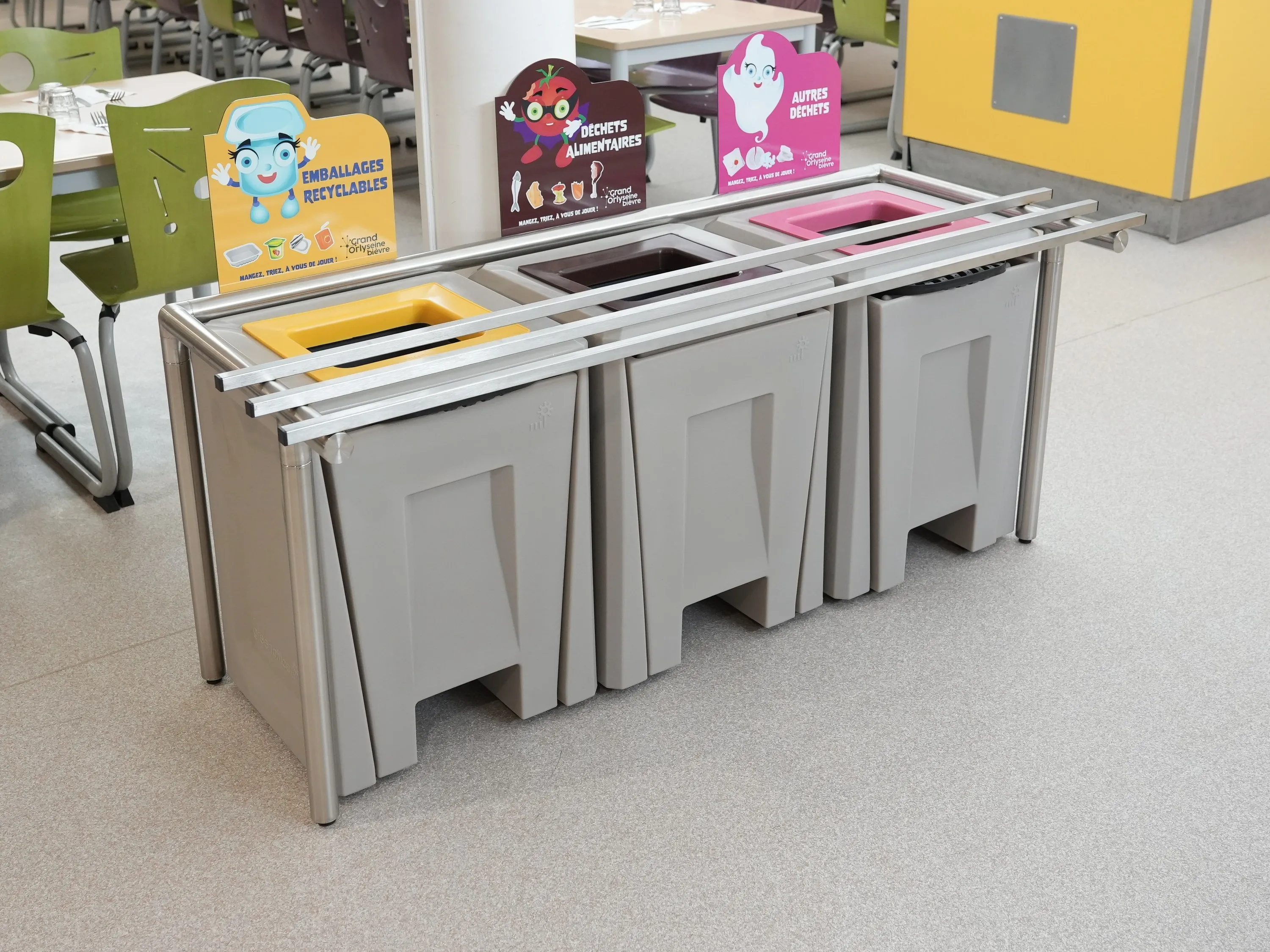 Table de tri TRIGO 60 L 3 flux installée en cantine scolaire