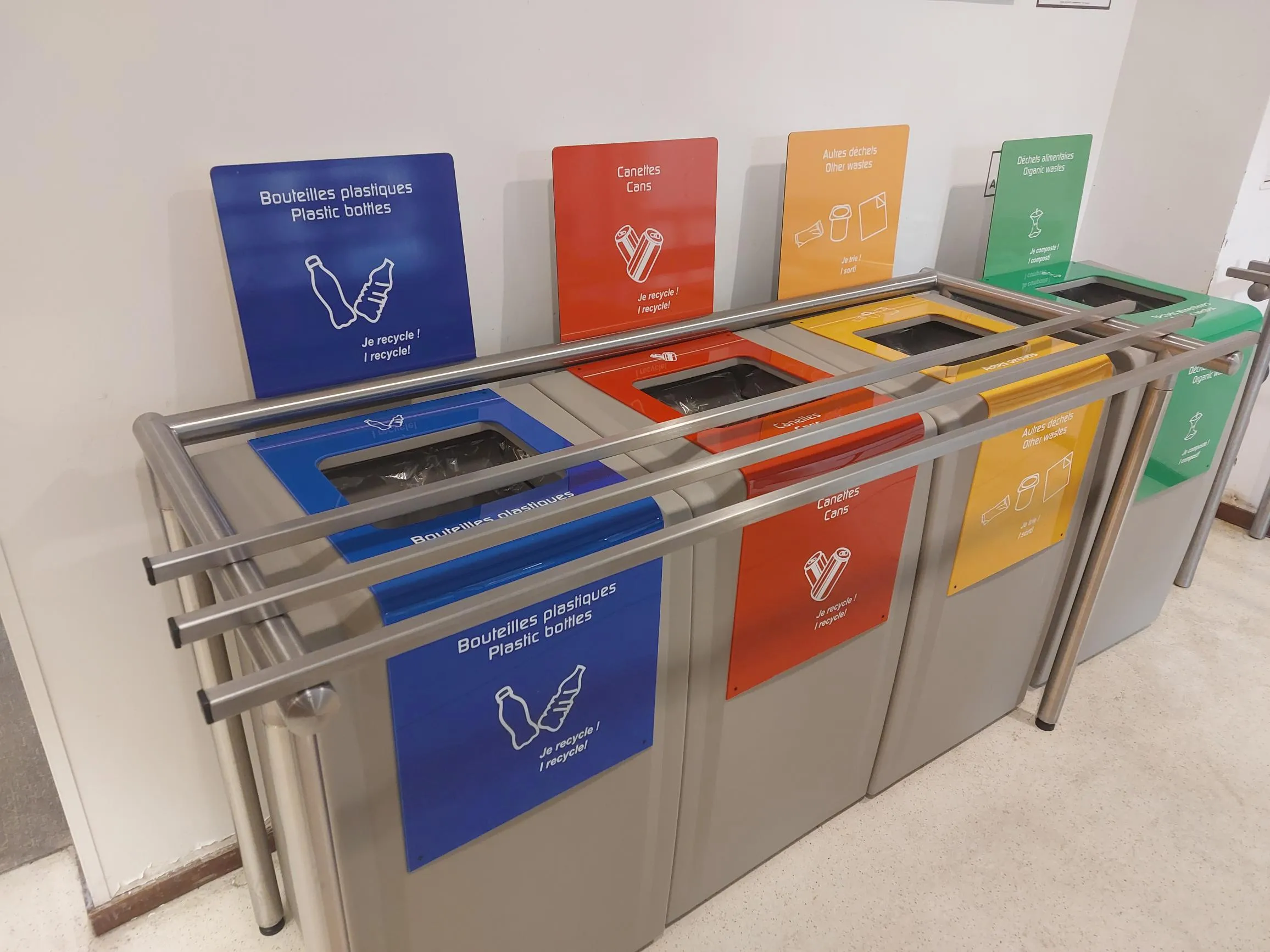 Tables de tri TRIGO 90 L avec plaques de communication colorées pour bouteilles, canettes, autres déchets et déchets alimentaires