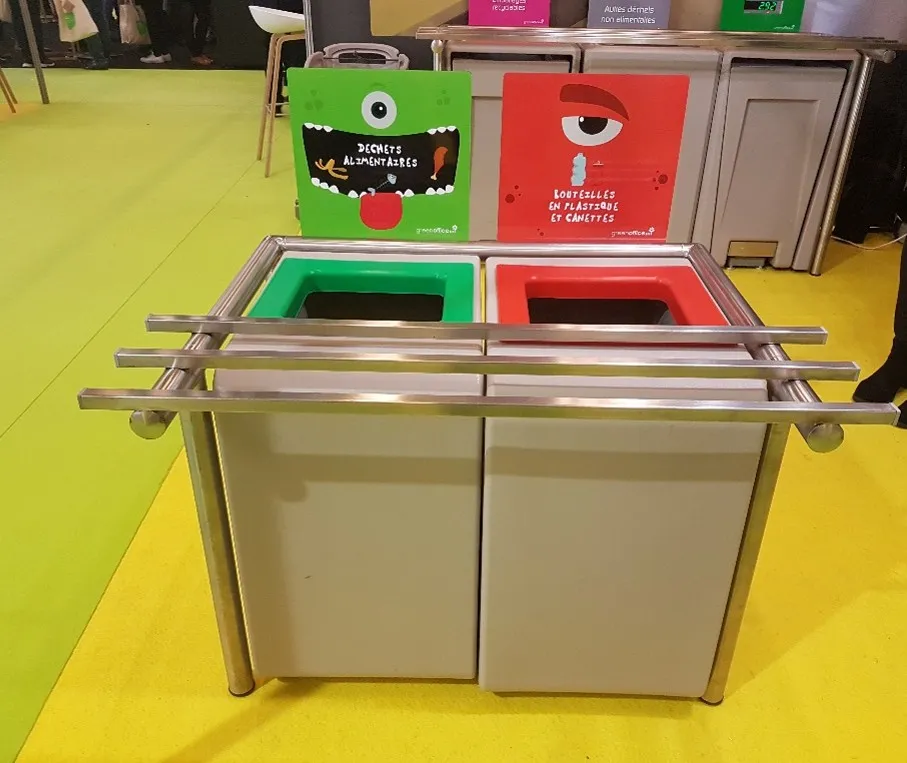 Table de tri TRIGO 3 flux : déchets divers, emballages recyclables et déchets alimentaires, avec plaques de signalétique colorées