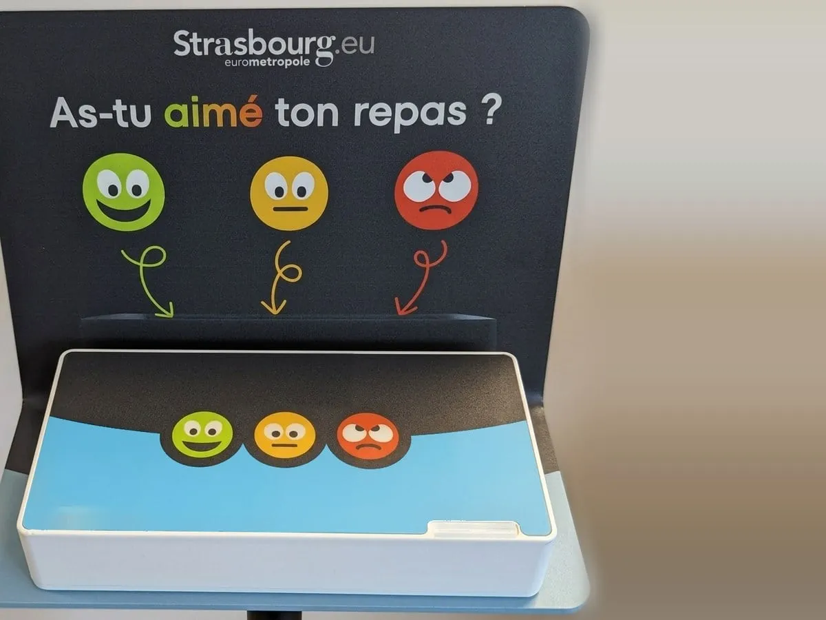 Borne de satisfaction « As-tu aimé ton repas ? » : trois boutons, vert, orange et rouge, à presser en sortie de repas